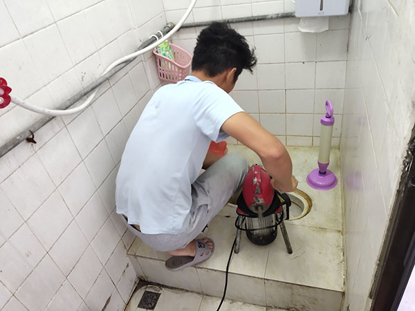 龙安管道堵塞冒臭气 专业师傅现场解决问题