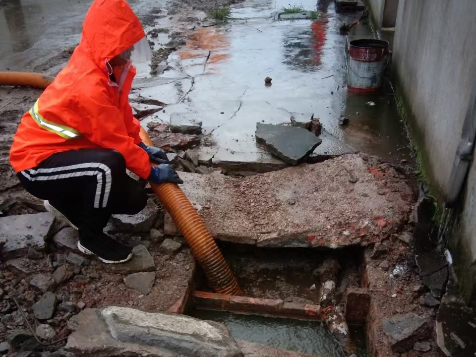 龙安专业清理污水池 炜誉市政以规范流程守护城市 “肠道”