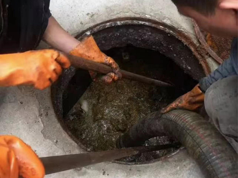 龙安清理化粪池时如何避免沼气的危害？